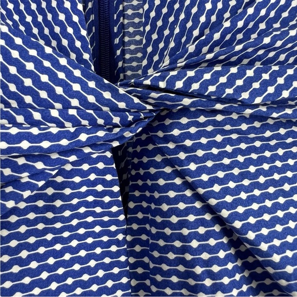 COS Blouse Womens Size 8 Blue White Graphic Pattern Twist Keyhole Neck Cotton - Picture 4 of 10